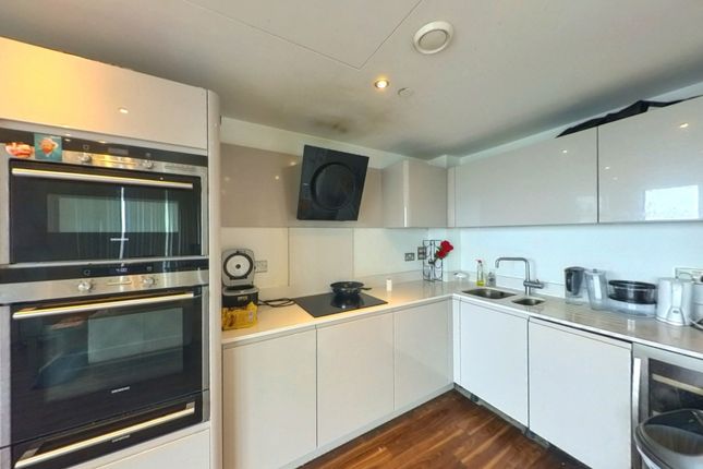 Flat to rent in Altitude Point, Aldgate East