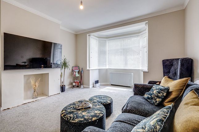 142, Elmsleigh Drive, Leigh-on-Sea photo 3