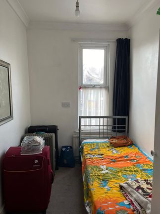 Flat to rent in Altmore Avenue, London