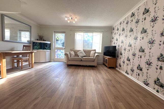 2, Rickwood, Horley photo 3