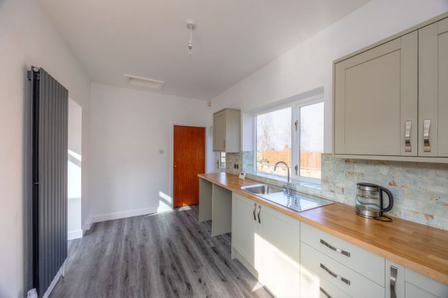 1, Cliff Road, Wakefield photo 4