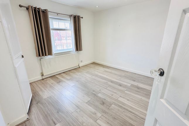 Kenilworth Drive, Borehamwood photo 2