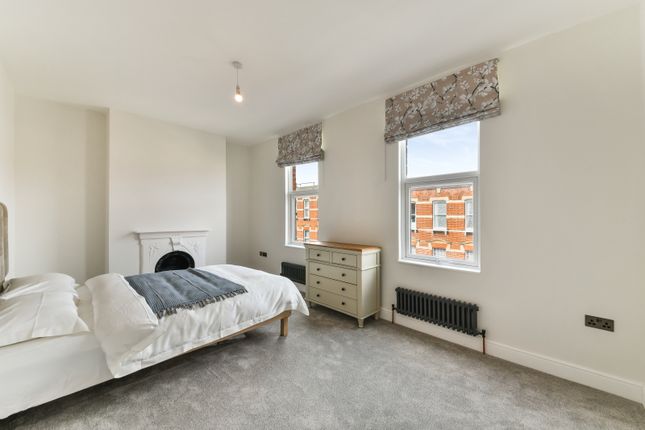 Flat to rent in Leopold Road, London