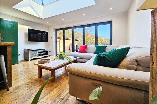5, Barley Mow Close, Hook photo 2