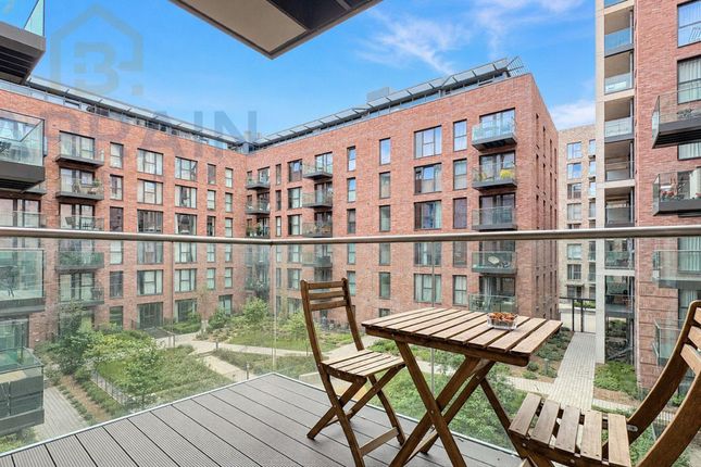 Studio flat on 100 St Pier Ct 549 Green Street, London, £280,000