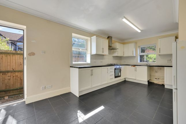 2 Minet Gardens, London photo 4