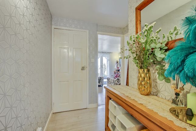 8 Willow Avenue, Denham, Buckinghamshire photo 4
