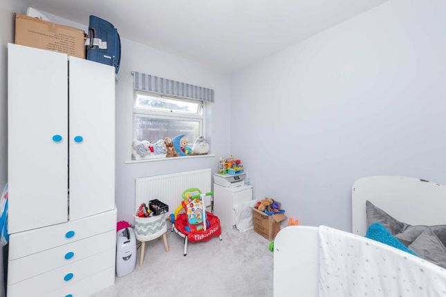 Flat for sale in Pinewood Grove, London