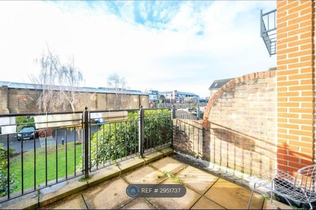 Flat, Regents Court Sopwith Way, Kingston Upon Thames photo 4