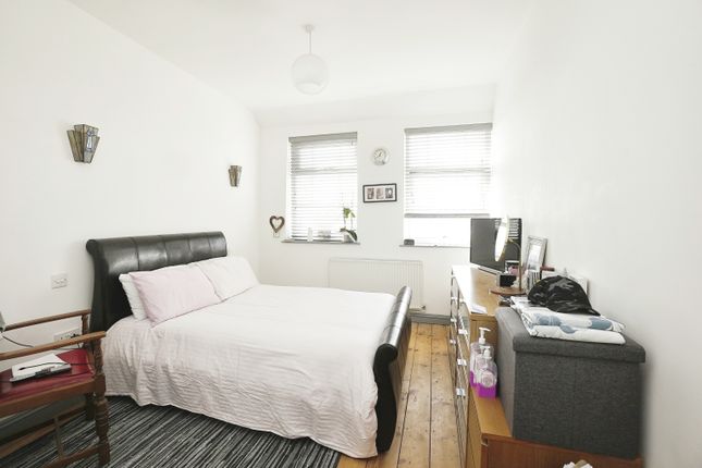 Flat for sale in East Grove, Rushden