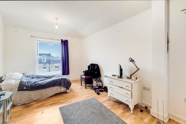 Thumbnail Flat for sale in Heath Road, Twickenham