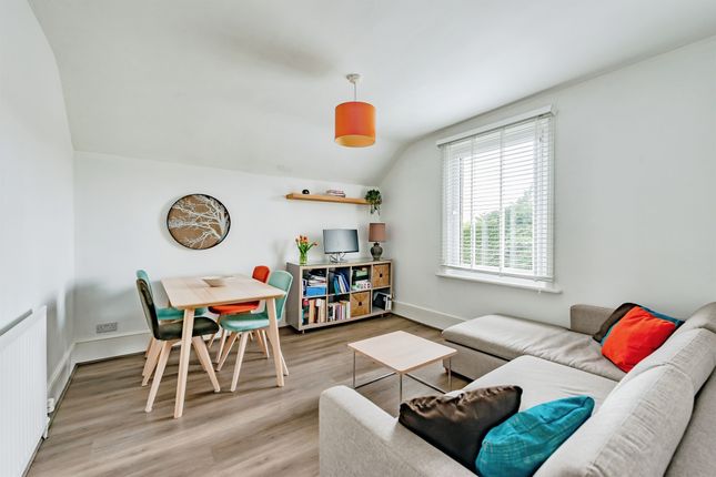 Flat 2, Fernleigh, Yattendon Road, Horley photo 2