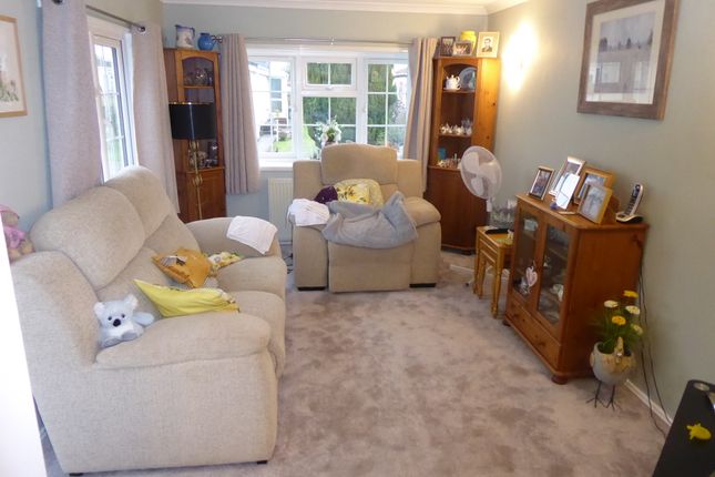 18 Shaftesbury Way, High View Park, Kings Langley photo 3