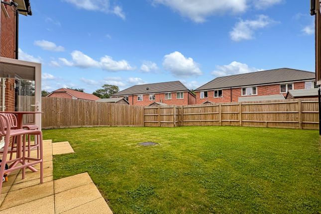 5, Farrenden Way, Chichester photo 2