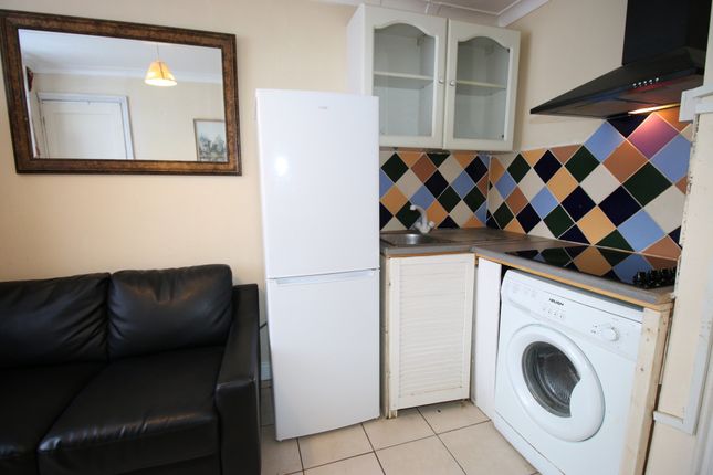 Studio to rent in Southville Road, Feltham, Middlesex