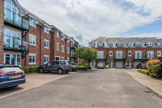 Thumbnail Flat for sale in Broyle Road, Chichester