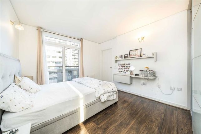 Flat 423, Maurer Court, John Harrison Way, London photo 3