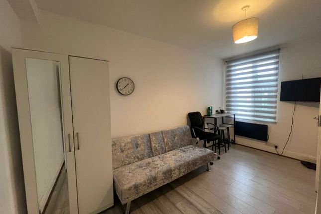 Thumbnail Studio to rent in The Broadway, Greenford