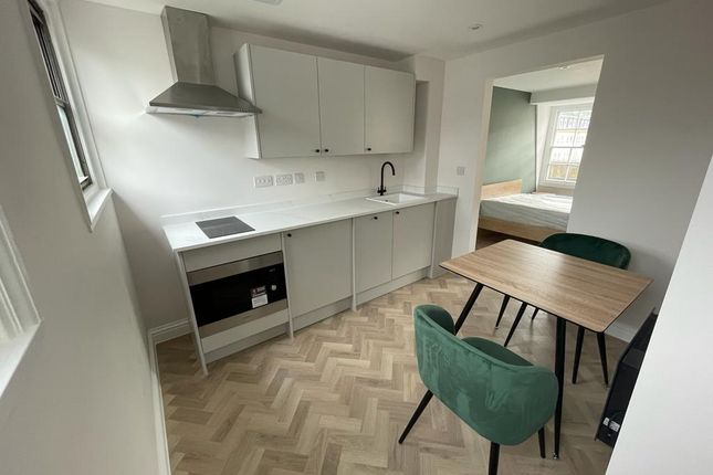 Room to rent in 2-4 Henry Street, Bath