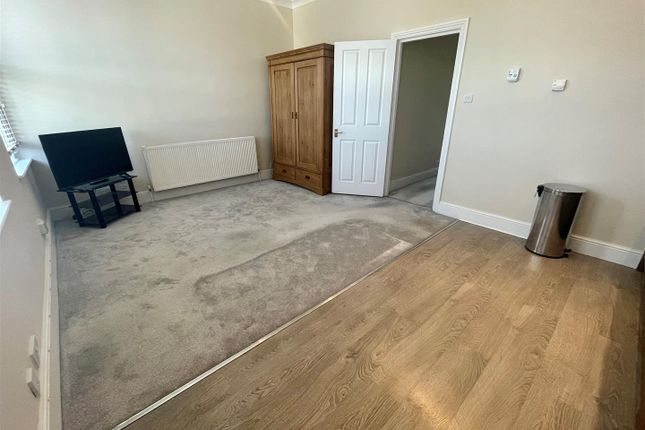 Flat to rent in Eversleigh Road, London
