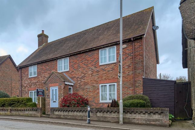 4-bed house on 4, Red Lion Close, Newton, £450,000