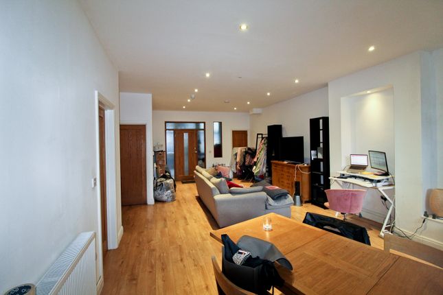 Blue Dwellings Are Proud To Present This Large Two Double Bedroom, Two Bathroom, Close To 1000Sq Apartment Set On The Banks Of The River Lea.