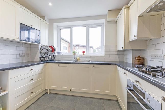 95, Moreton Way, Slough photo 2