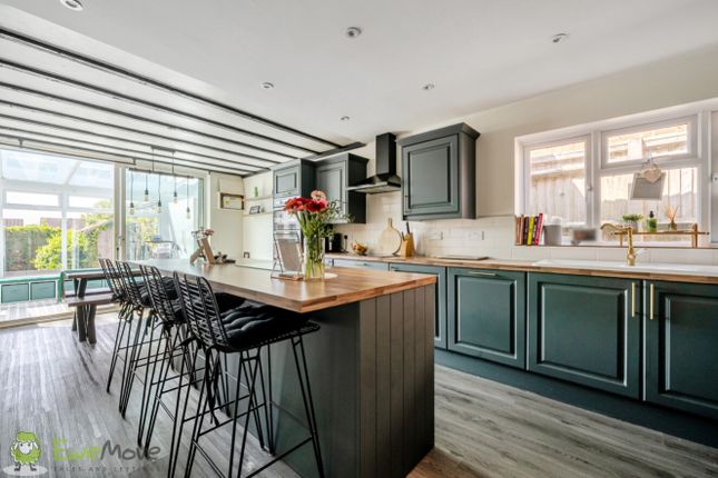 31, Mulfords Hill, Tadley photo 4