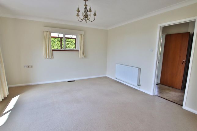 Bungalow to rent in Pamington, Tewkesbury