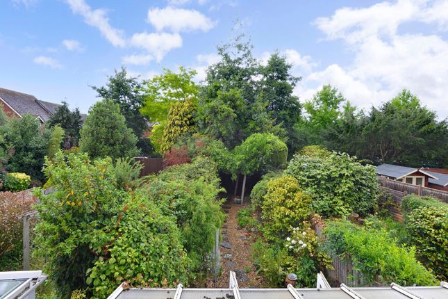 8 Charts Close, Cranleigh photo 4