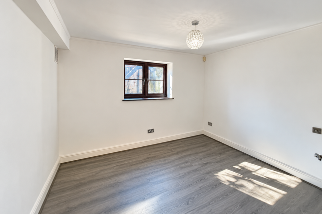 The Bungalow, Bell Lane, Hoddesdon photo 3