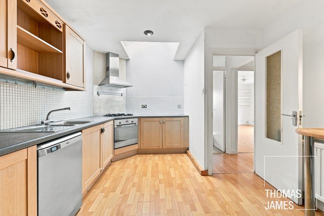 Flat Flat 8, Stangate Lodge, 4 Houndsden Road, London photo 2