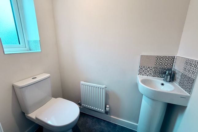 26, Heather Close, LEEDS photo 5