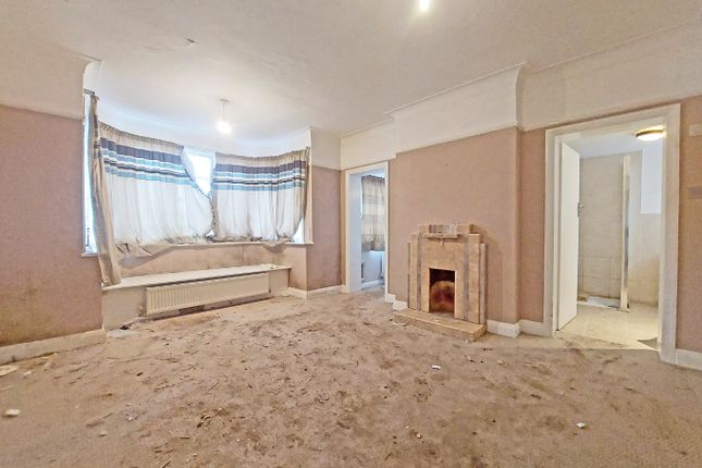 28 Farm Avenue, Harrow, Middlesex photo 2