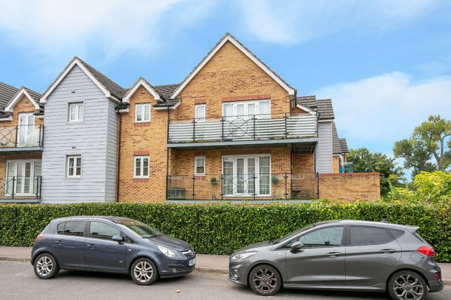 Thumbnail Flat for sale in Willow Court, Ebberns Road, Hemel Hempstead, Hertfordshire