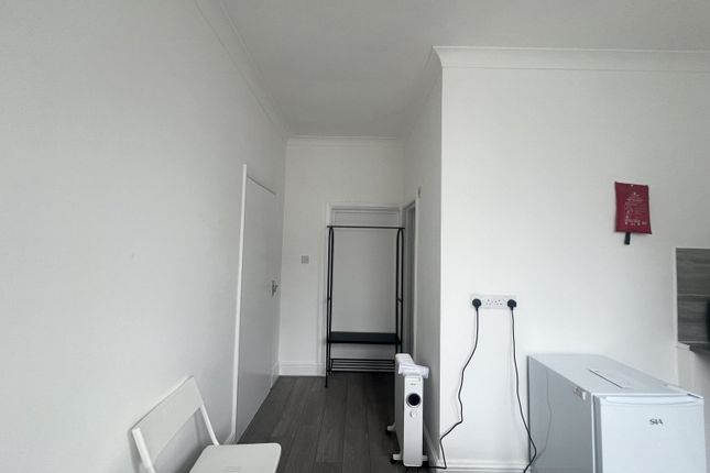 76 , La Rose Lane, London photo 4