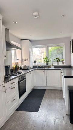 34, Sartoria Close, West Thurrock photo 5