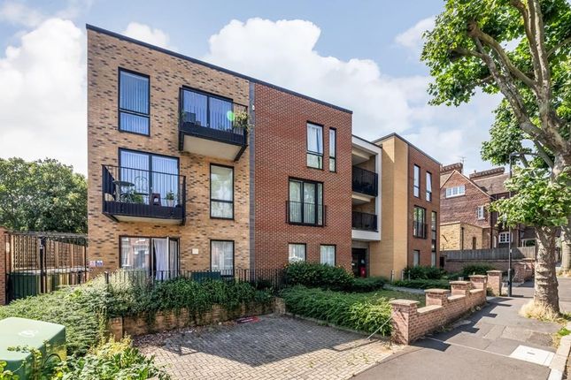 Flat for sale in Thornlaw Road, West Norwood, London