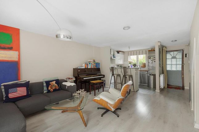 Thumbnail Property for sale in Crammond Close, Hammersmith, London