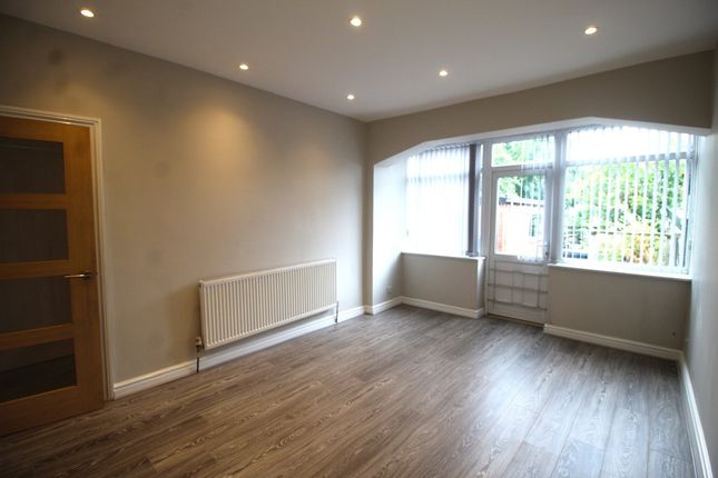 195, Stockport Road, Ashton-Under-Lyne photo 4