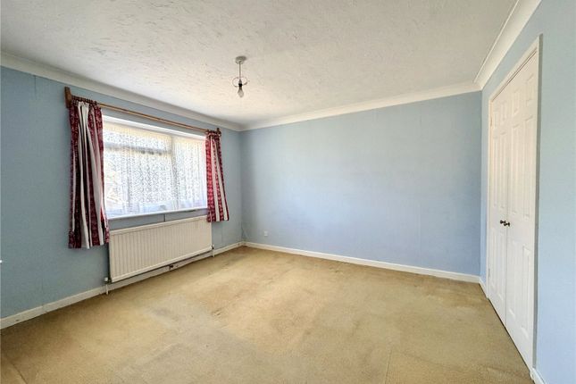 2, Oak Gardens, Lymington photo 4