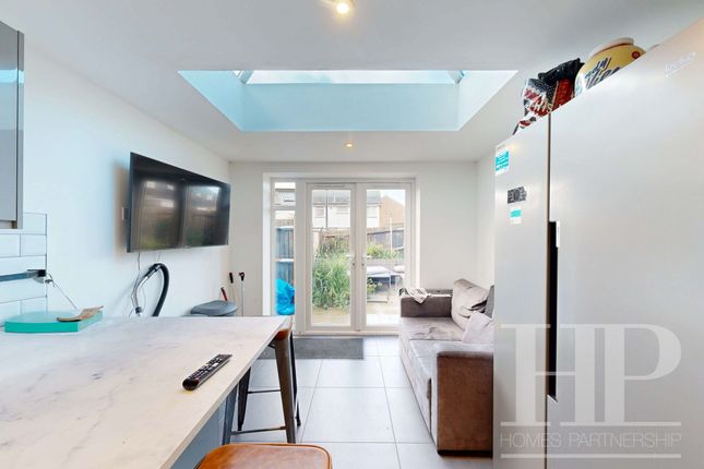 Room 5, 12 Teesdale, Crawley photo 4