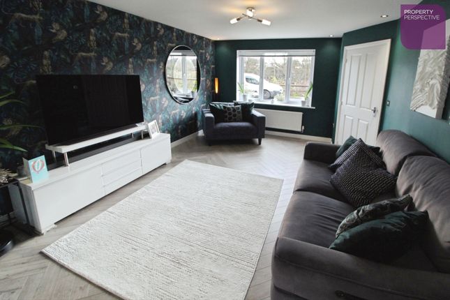 43, Halls Close, Manchester photo 2