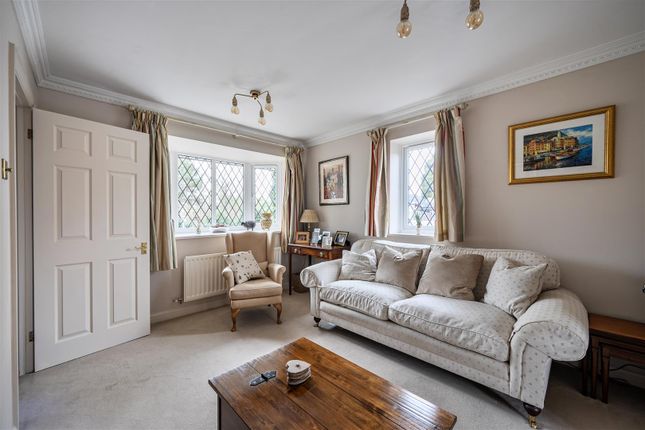 7, Thornleas Place, East Horsley photo 2