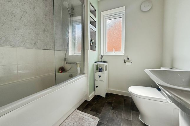 13, Greenkeepers Avenue, Hampshire photo 4