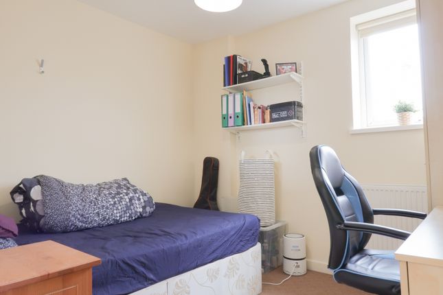 Flat to rent in Phillips Parade, Swansea
