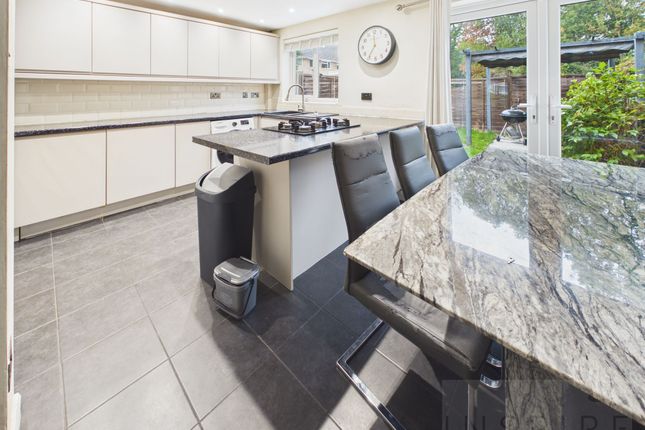 42 Heathfield, Crawley photo 3