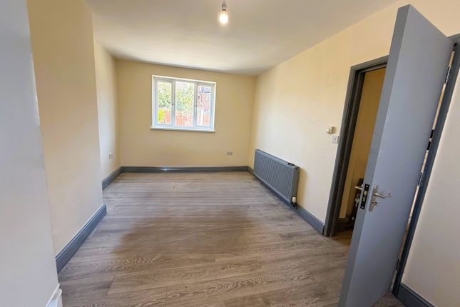 15 Monarch Close, FELTHAM photo 3
