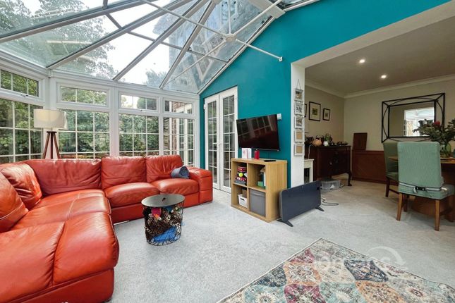 56, Parkhurst Fields, Farnham photo 2