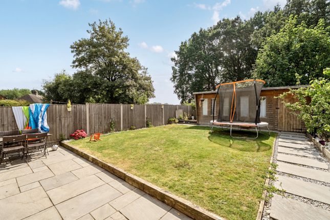 20, Fernwood Crescent, Nottingham photo 4